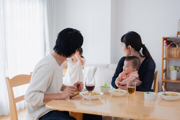子どもたちと食卓を囲むファミリー