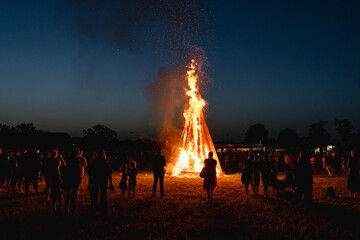 Riesiges Sonnwendfeuer