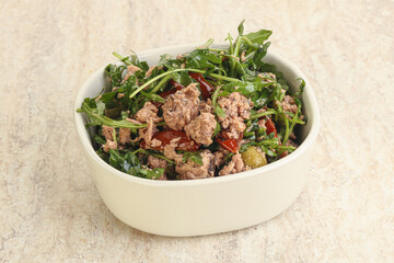 Salad with tuna and rucola