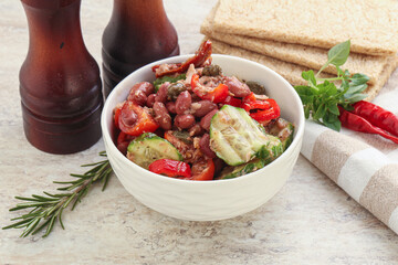 Tuna salad with bean and tomato