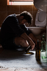 Alkoholisierter, betrunkener Mann im Badezimmer - obrazy, fototapety, plakaty
