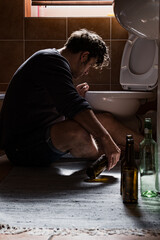 Alkoholisierter, betrunkener Mann im Badezimmer