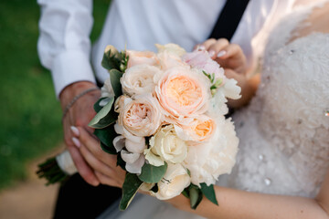 Obraz na płótnie Canvas wedding bouquet in hands