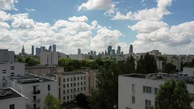 Warszawa, timelaps, panorama centrum Warszawy, zachmurzone niebo, centrum biznesowe 2022