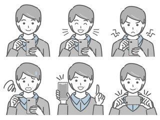 スマホを操作する中年男性（私服）