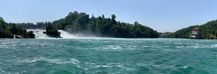 Rheinfall bei Schaffhausen mit Schloss Laufen und Bootsanleger