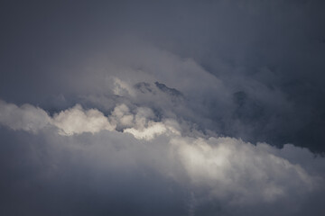 Starke Wolken lassen einen Berg erkennen