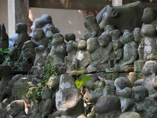 猿の石像が並んでいる写真