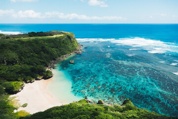 Obraz premium 沖縄の綺麗な浜辺と海の景色