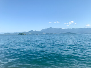 MAR ILHAS HORIZONTE AZUL VERDE ONDAS CÉU