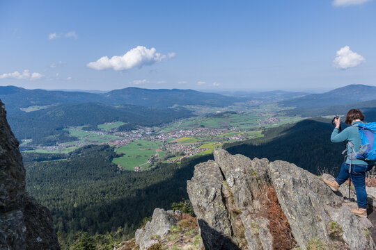 Aussicht unterhalb des kleinen Osser auf Lam und Blick in das Tal