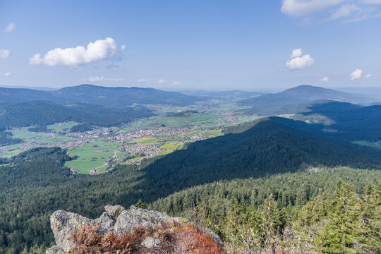 Aussicht unterhalb des kleinen Osser auf Lam und Blick in das Tal