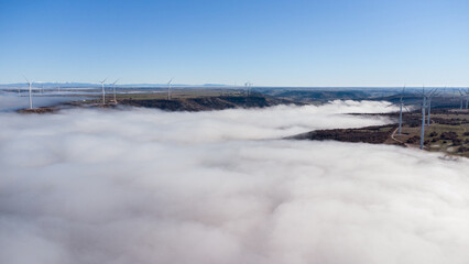 Obraz premium Entre mar de nubes y aerogeneradores en la meseta de CASTILLA Y LEÓN