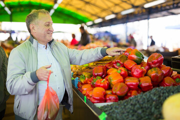 Man buying peppers in market