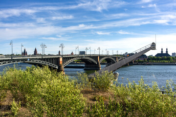 Blick von Mainz-Kastel nach Mainz über den alten Verladekran und die Theodor-Heuss-Brücke, Juni 2022