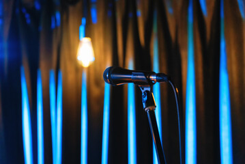 ライブハウスの照明とスタンドマイク（左向き）