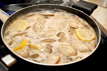 Boiling Fresh White Clams with Garlic and Lemon