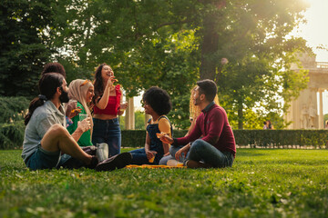 Small group having picnic at park - obrazy, fototapety, plakaty