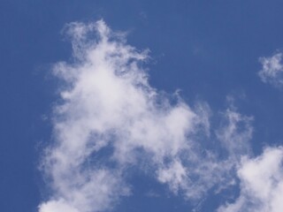 White clouds float in the blue sky, the air is clear.