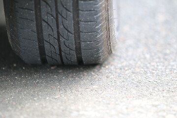 アスファルト舗装の上のタイヤ © 石井雅夫 