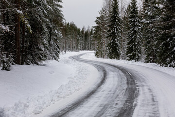 Obraz na płótnie Canvas Forest road in winter