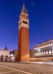 Fototapeta na wymiar Venice. View of Piazza San Marco and the old medieval bell tower at dawn.