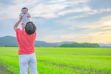 北海道の広い大地と空と親子