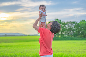 北海道の広い大地と空と親子