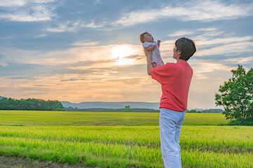 北海道の広い大地と空と親子