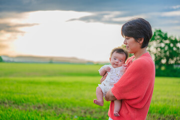 Fototapeta premium 北海道の広い大地と空と親子