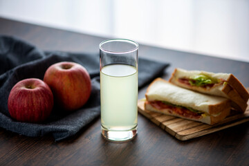 リンゴジュースとサンドイッチ