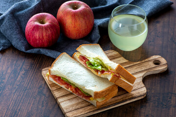 リンゴジュースとサンドイッチ
