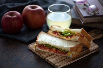 リンゴジュースとサンドイッチ