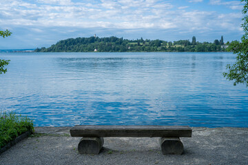 Obraz premium D, Bodensee, Sommermorgen auf der Blumeninsel Mainau, Sitzbank am Ufer vor weiter Seefläche