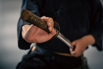 日本刀を構える人物