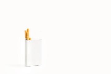 Cigarrillos en paquete sobre un fondo blanco liso y aislado. Vista de frente y de cerca. Copy space