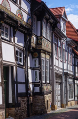 Fototapeta na wymiar Romantische verzierte Fachwerkbauten in der Altstadt von Hameln