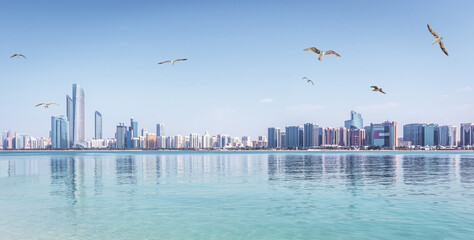 Panoramisch uitzicht op Abu Dhabi Skyline VAE met wolkenkrabbers en zee met meeuwen