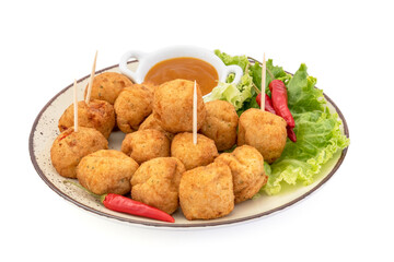accras de morue et sauce dans une assiette	