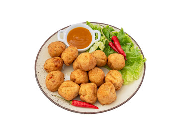 vue du dessus d'accras de morue et sauce dans une assiette	