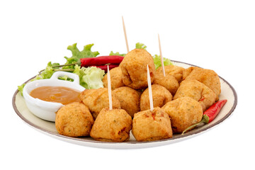 accras de morue et sauce dans une assiette	