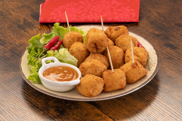accras de morue et sauce dans une assiette	