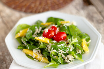 Salada de espinafre horenso com frutas, queijos, grãos, tomates e frutos secos