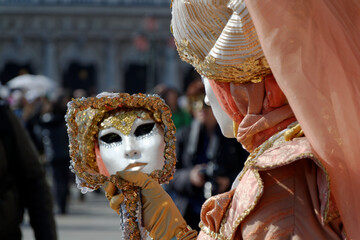 Venise, Italie, 27 février 2014 : Carnaval de Venise, femme en costume crème dont on voit le...