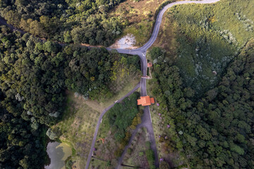 Vista aérea da cidade de Itapevi, São Paulo - Brasil. Vegetação densa, árvores, rodovia no...