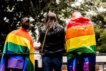A bandeira arco-íris representa a Comunidade Gay e é associada aos Movimentos LGBT+. Sendo também usada como símbolo da Paz. Parada LGBT, parada do orgulho LGBT, parada do orgulho gay ou simplesmente  - obrazy, fototapety, plakaty