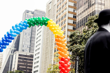 Bexigas coloridas na Parada LGBT, parada do orgulho LGBT, parada do orgulho gay ou simplesmente parada gay. Avenida Paulista, São Paulo, Brasil.
