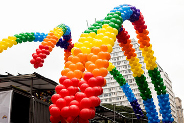 Bexigas coloridas na Parada LGBT, parada do orgulho LGBT, parada do orgulho gay ou simplesmente parada gay. Avenida Paulista, São Paulo, Brasil. - obrazy, fototapety, plakaty