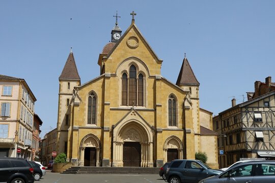 L'&eacute;glise Saint Philibert, de style gothique, vue de l'ext&eacute;rieur, village de Charlieu, d&eacute;partement de la Loire, France