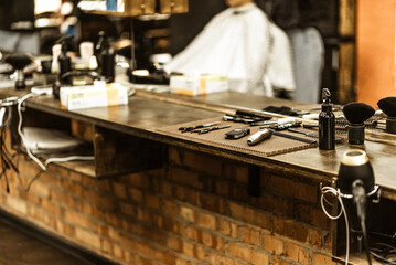Obraz na płótnie Canvas accessories for haircuts are on the shelf in the salon